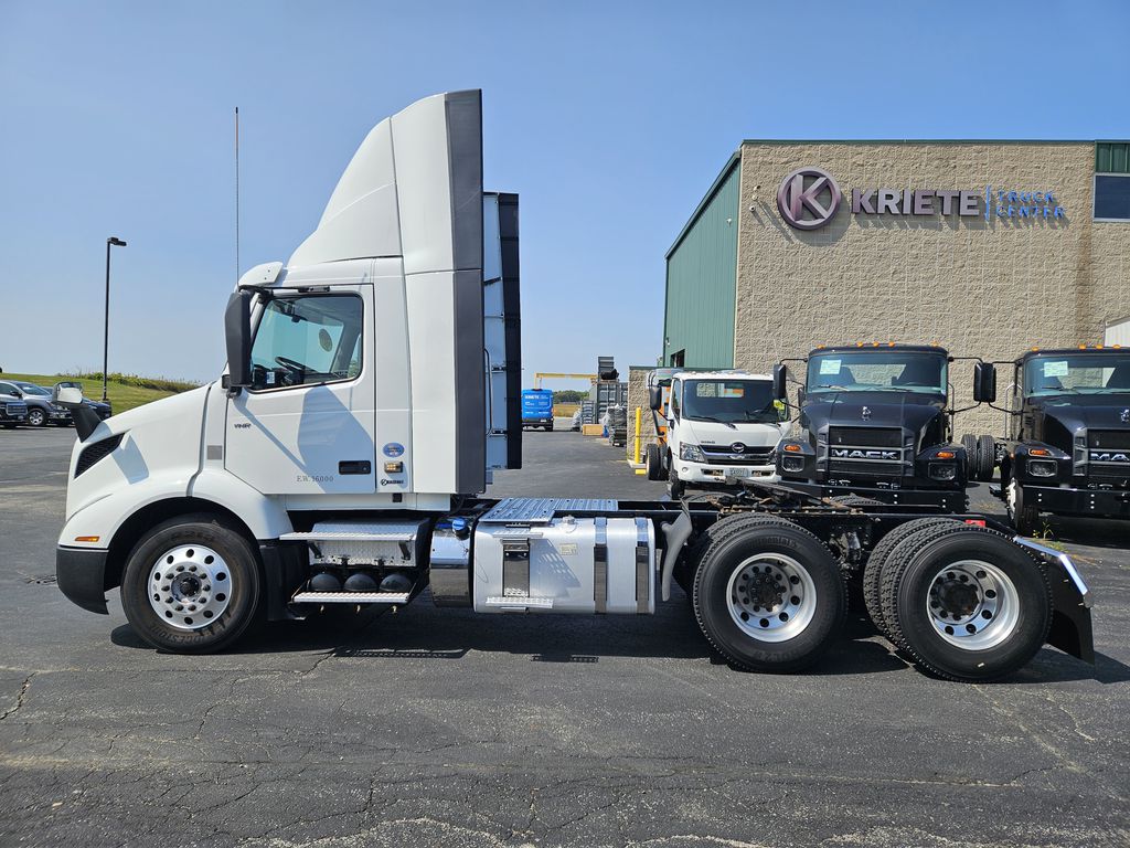 Slide images of 2019 VOLVO VNR