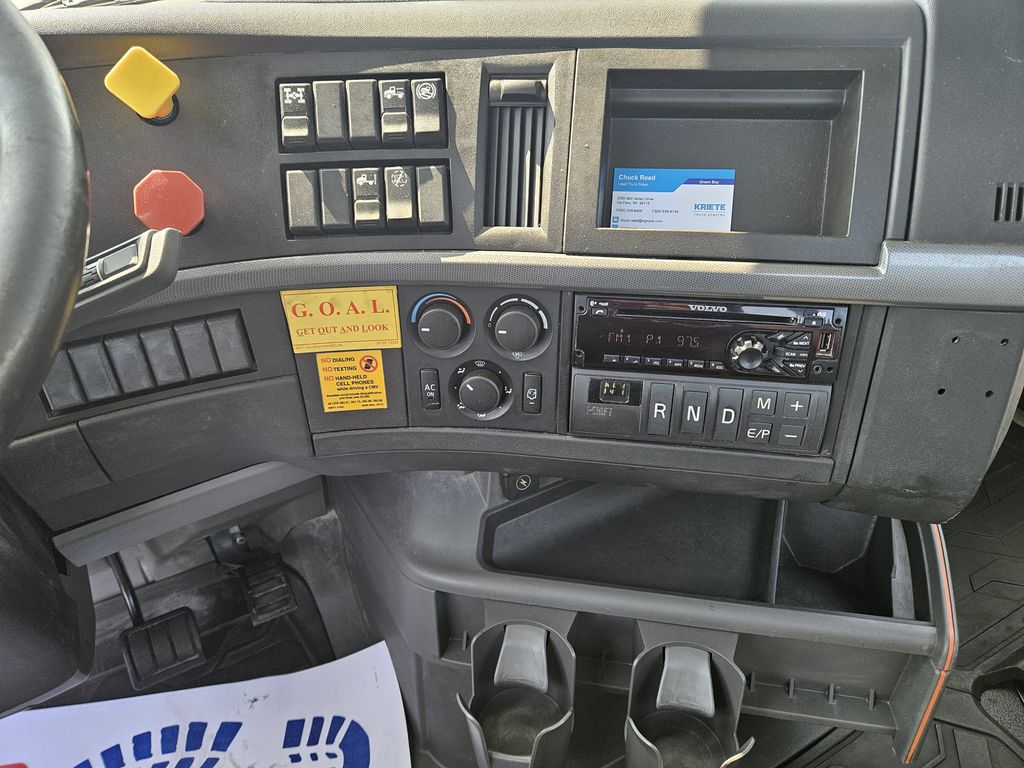 Slide images of 2019 VOLVO VNR