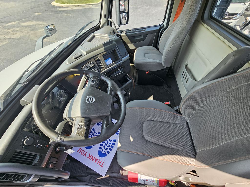 Slide images of 2019 VOLVO VNR