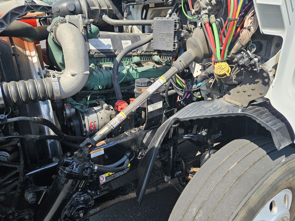 Slide images of 2019 VOLVO VNR