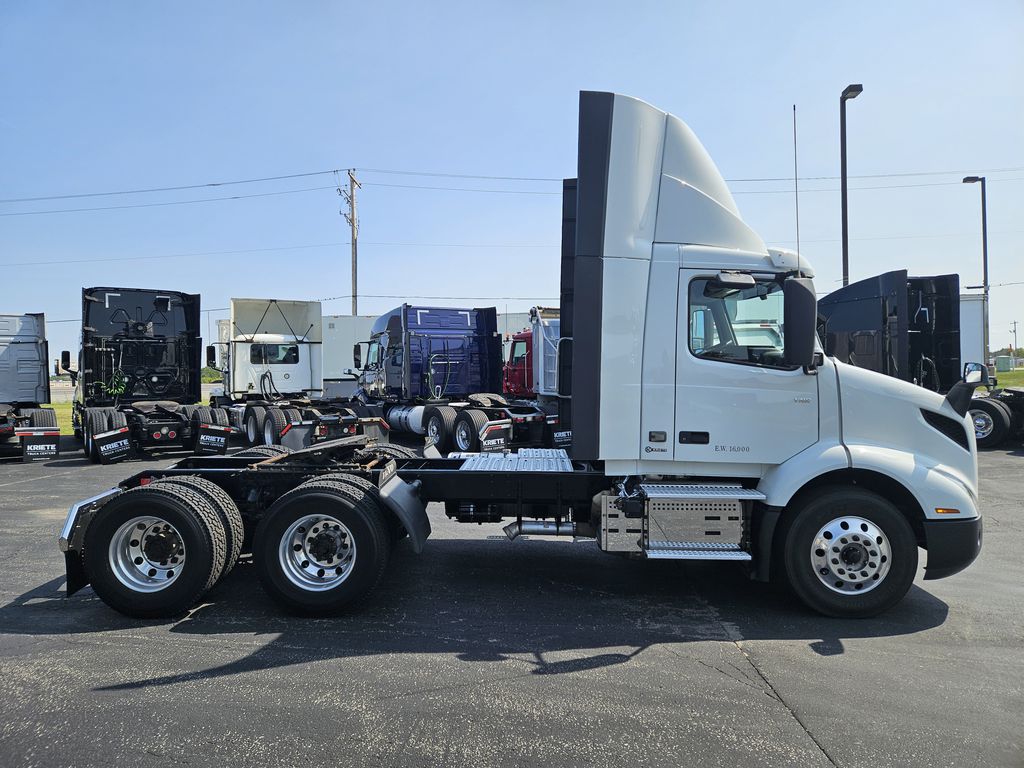 Slide images of 2019 VOLVO VNR