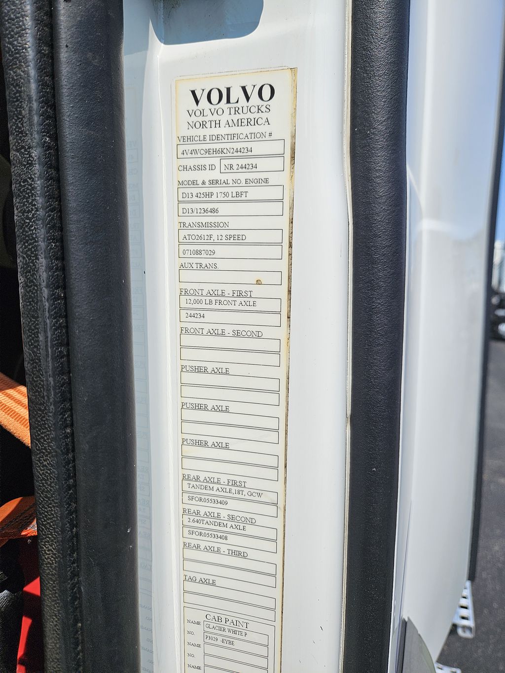 Slide images of 2019 VOLVO VNR