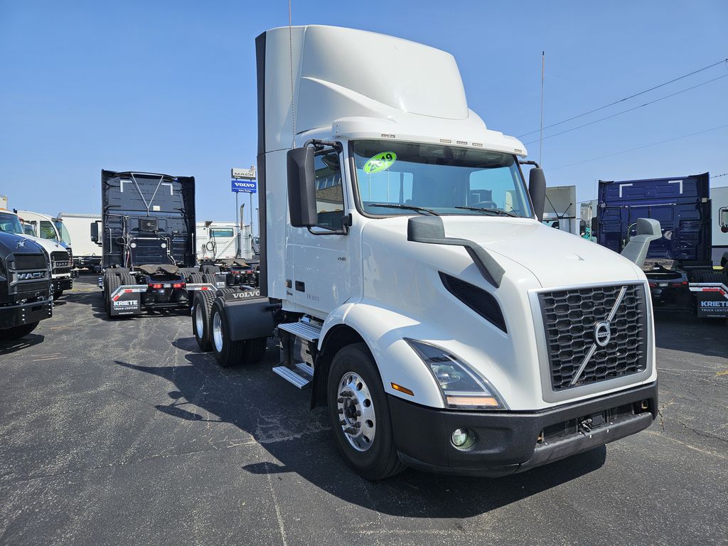 Slide images of 2019 VOLVO VNR