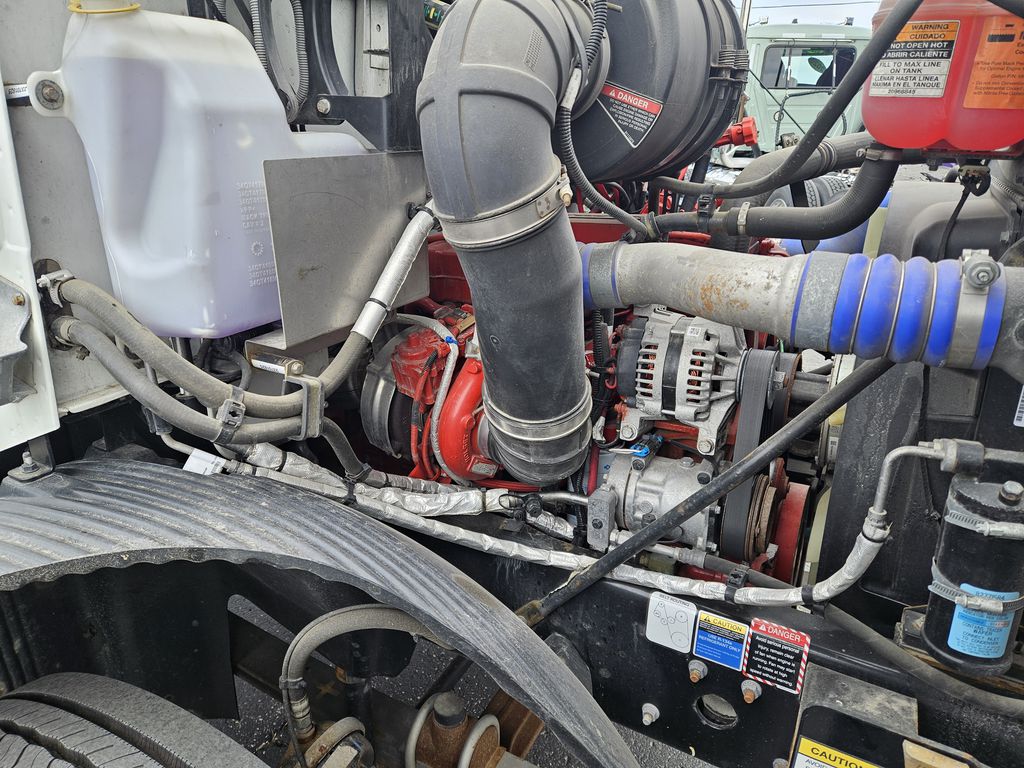 Slide images of 2021 MACK MD642