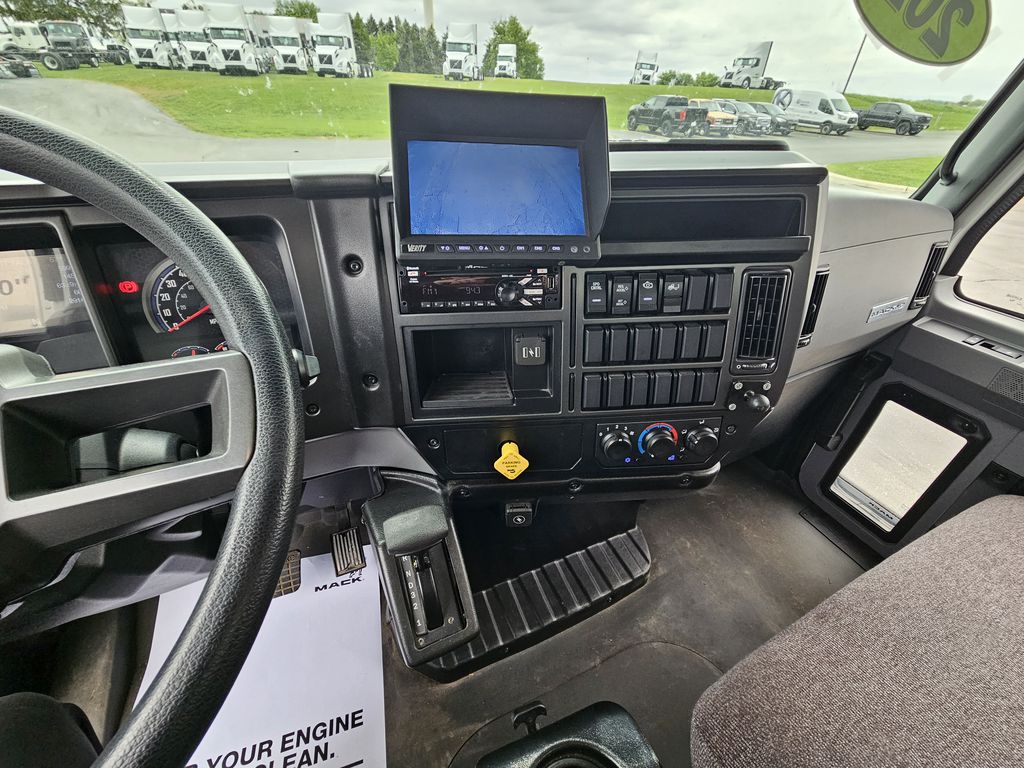 Slide images of 2021 MACK MD642