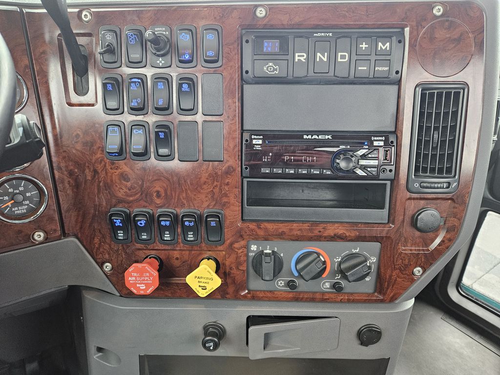 Slide images of 2019 MACK 600