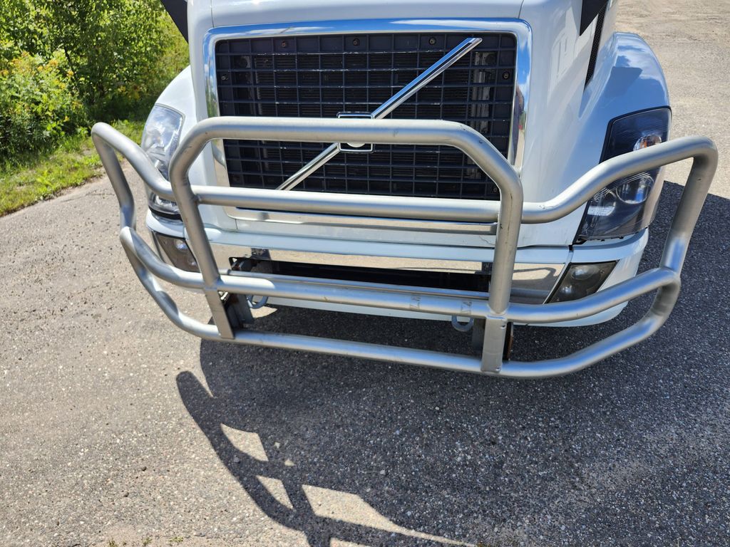 Slide images of 2016 VOLVO VN