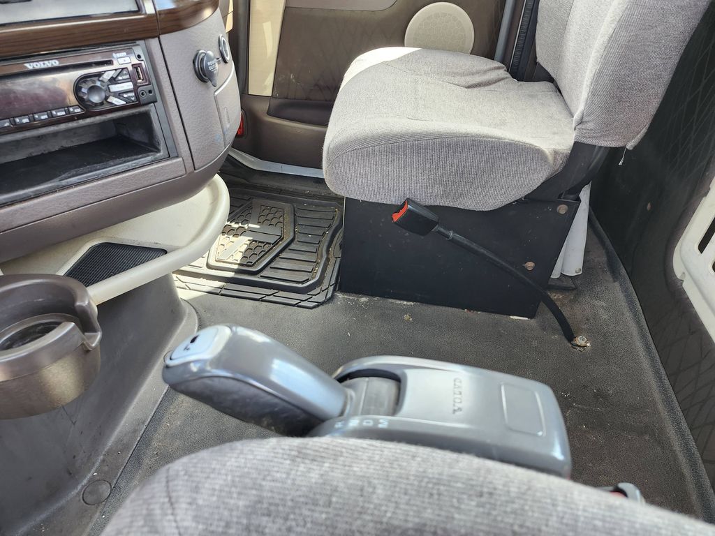 Slide images of 2016 VOLVO VN
