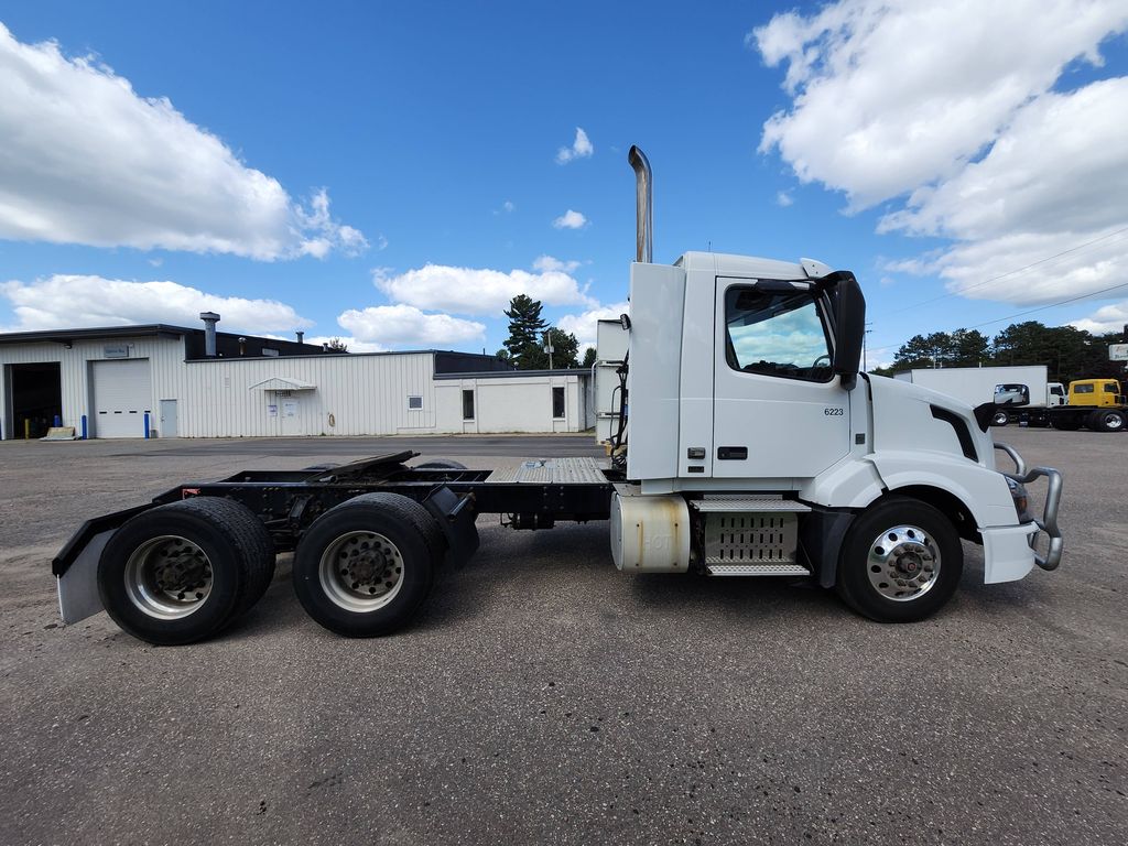 Slide images of 2016 VOLVO VN