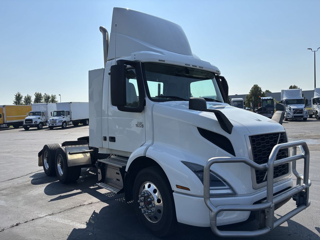 Slide images of 2020 VOLVO VNR