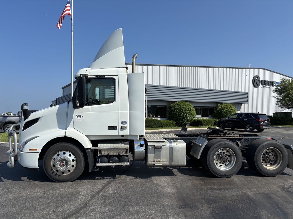Slide images of 2020 VOLVO VNR