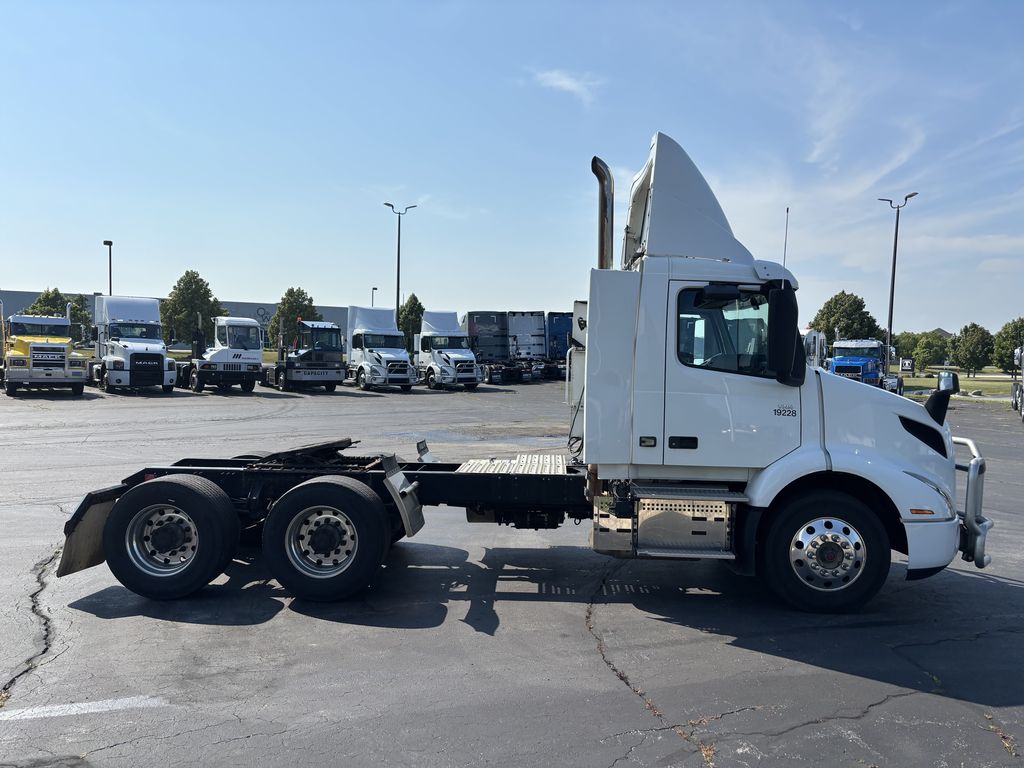 Slide images of 2020 VOLVO VNR