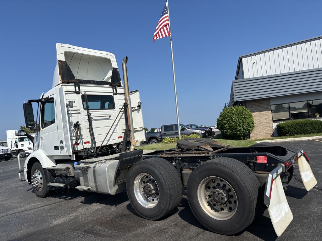Slide images of 2020 VOLVO VNR