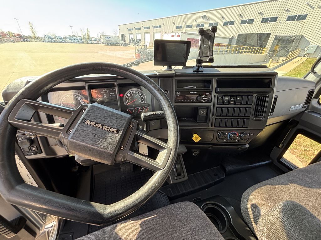 Slide images of 2021 MACK MD642