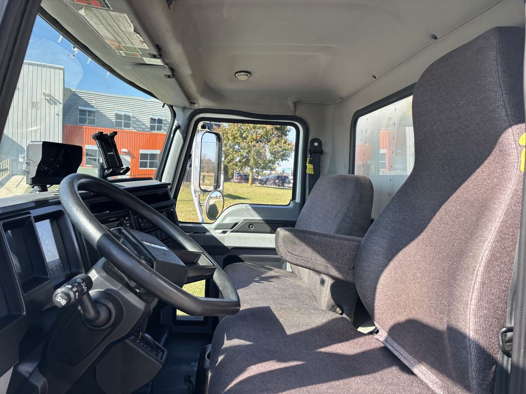 Slide images of 2021 MACK MD642