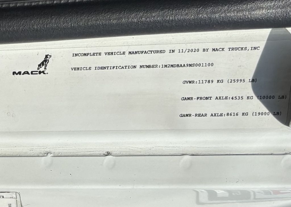 Slide images of 2021 MACK MD642
