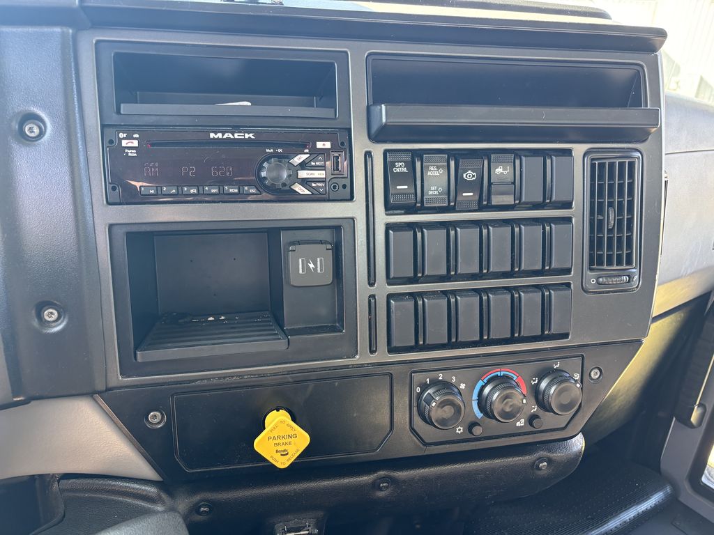 Slide images of 2021 MACK MD642