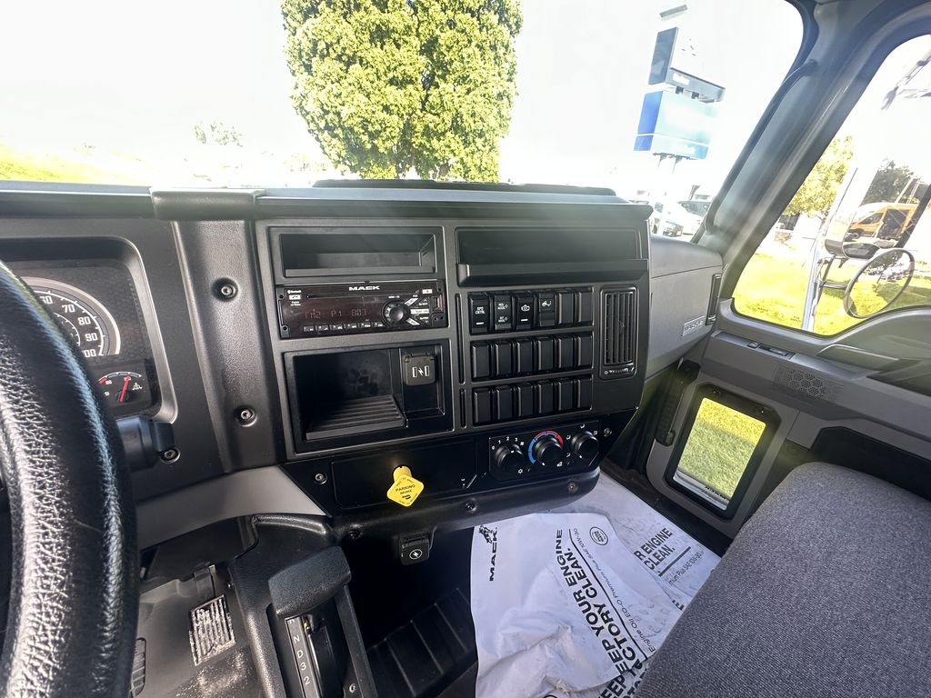 Slide images of 2021 MACK MD642