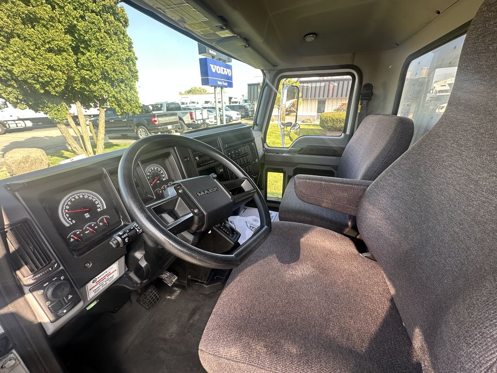 Slide images of 2021 MACK MD642