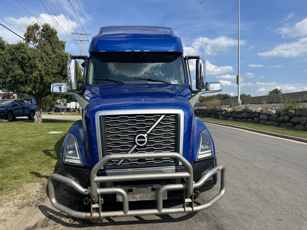 Slide images of 2022 VOLVO VNL64T760