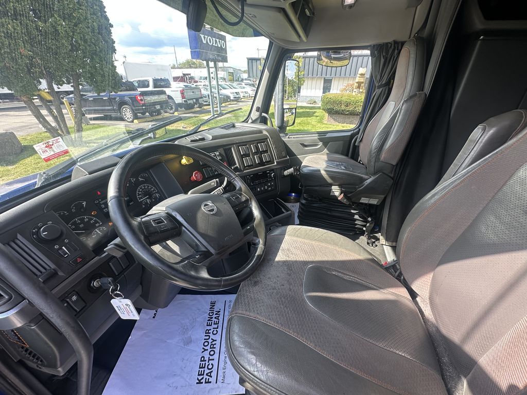 Slide images of 2022 VOLVO VNL64T760