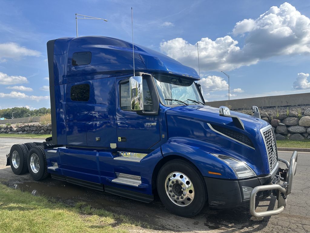 Slide images of 2022 VOLVO VNL64T760