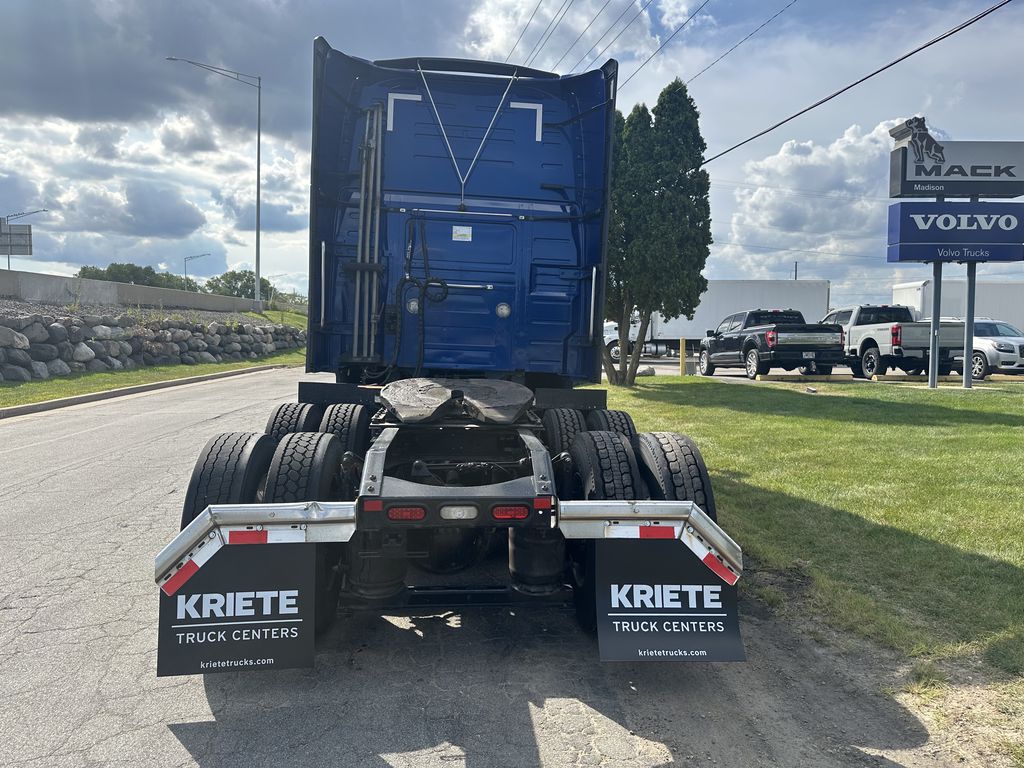 Slide images of 2022 VOLVO VNL64T760