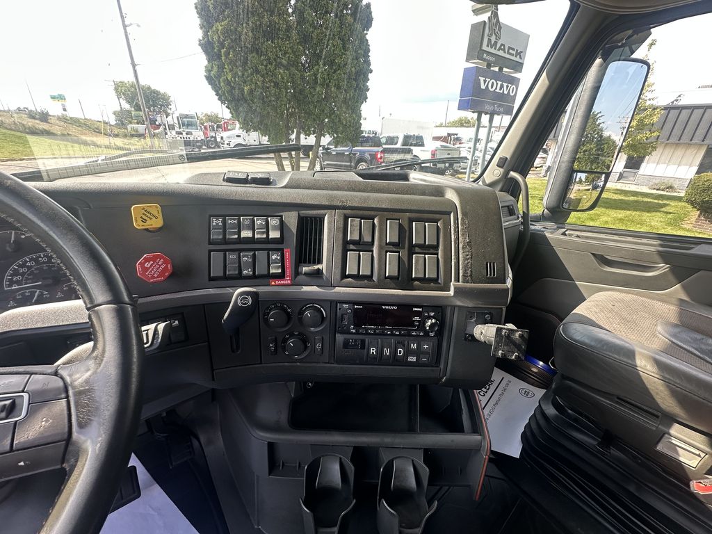 Slide images of 2022 VOLVO VNL64T760