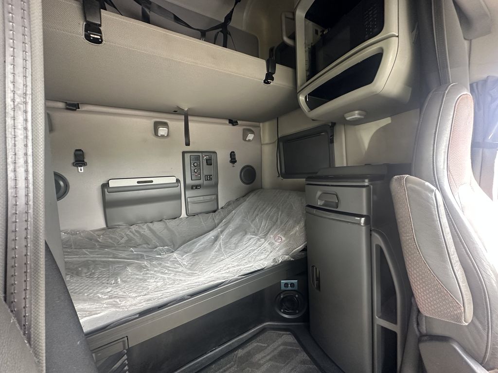 Slide images of 2022 VOLVO VNL64T760