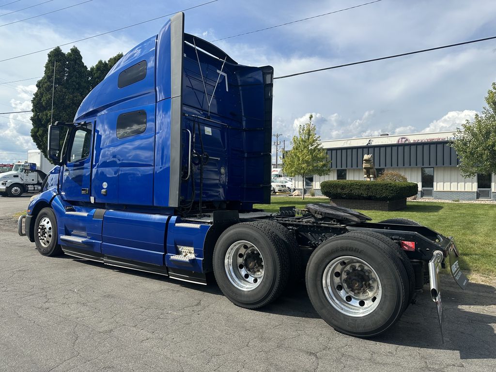 Slide images of 2022 VOLVO VNL64T760