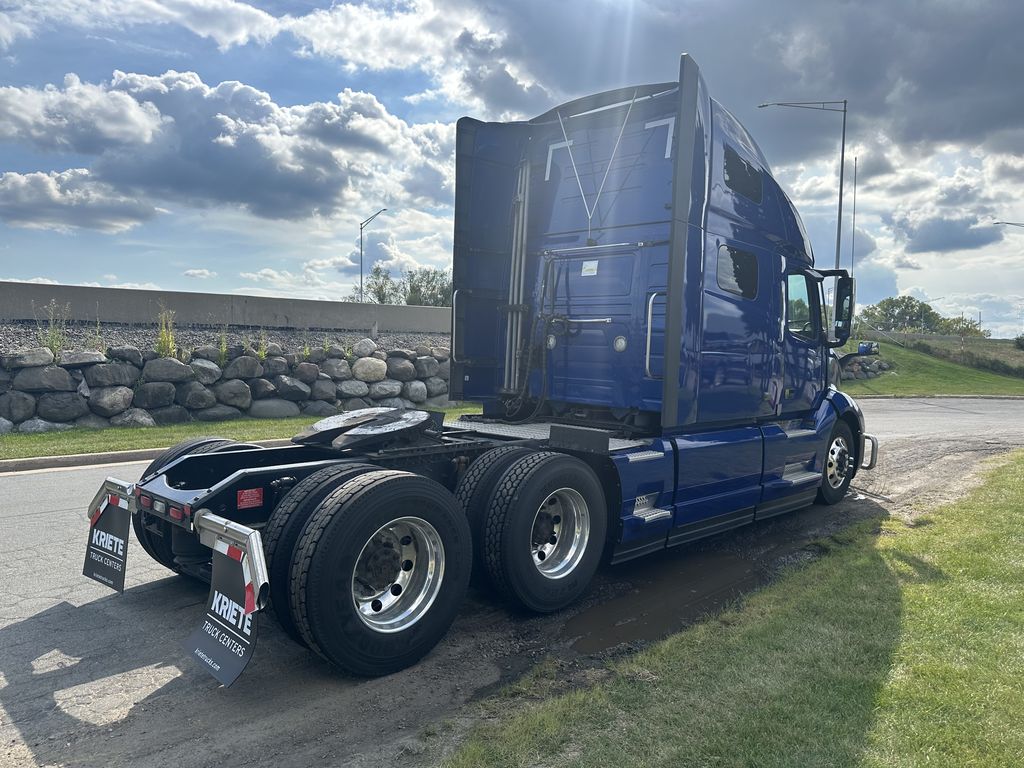 Slide images of 2022 VOLVO VNL64T760