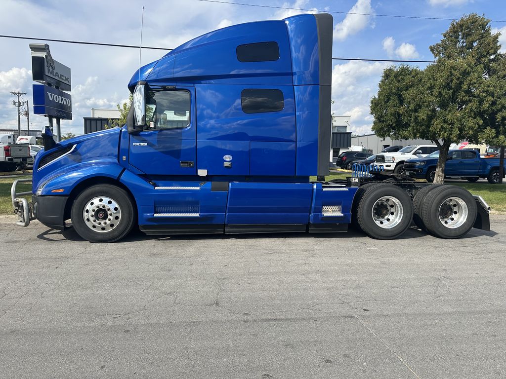 Slide images of 2022 VOLVO VNL64T760