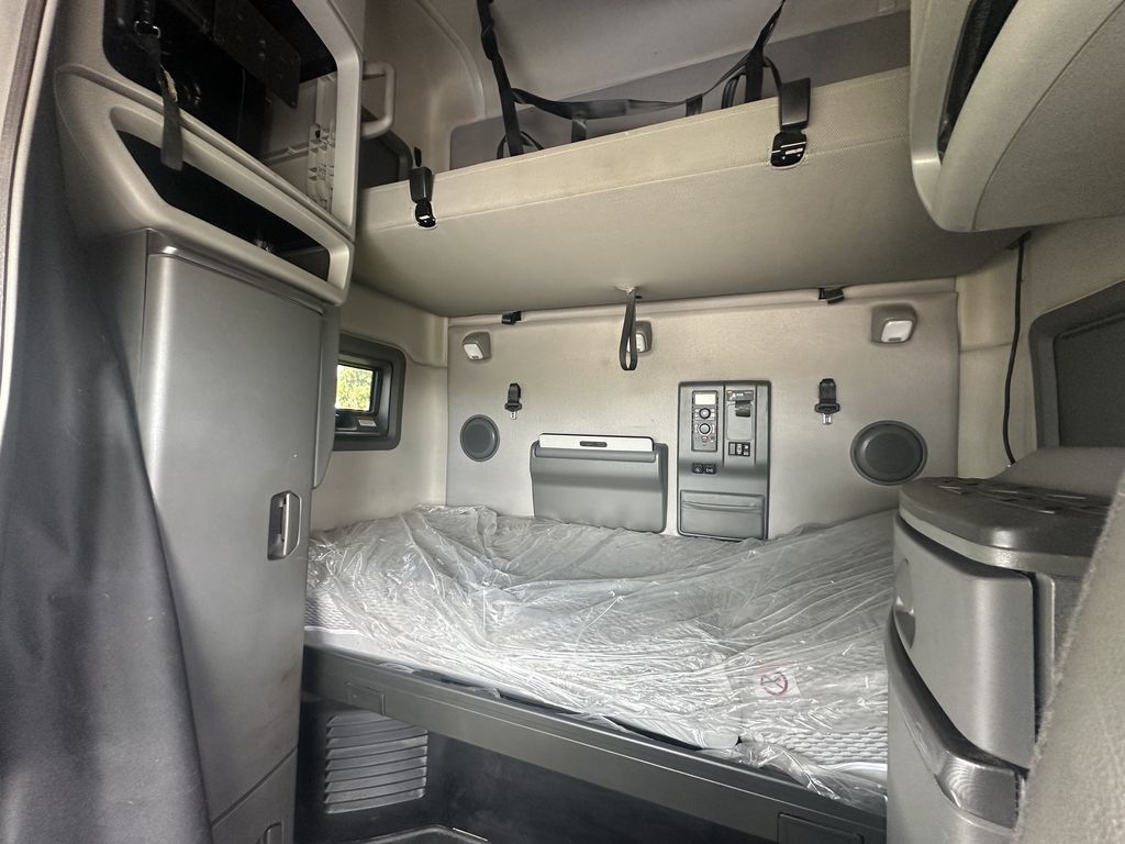 Slide images of 2022 VOLVO VNL64T760