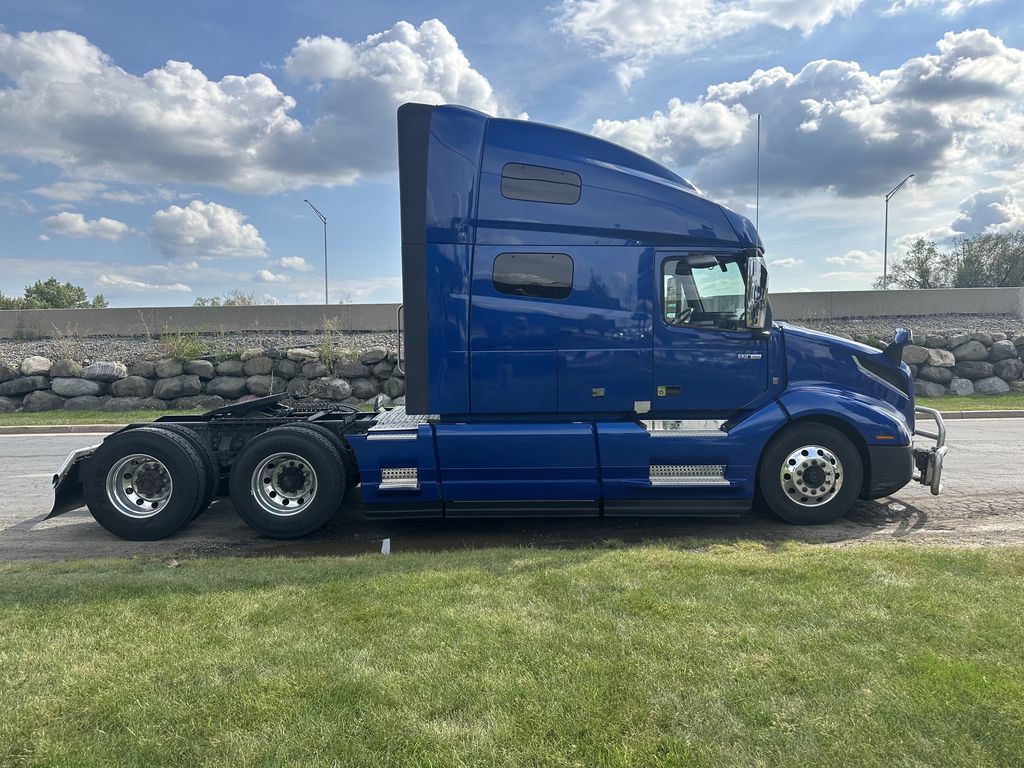 Slide images of 2022 VOLVO VNL64T760