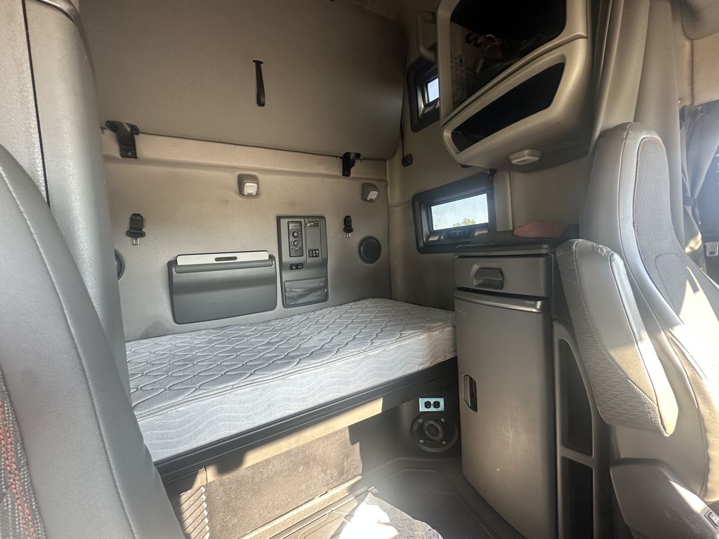 Slide images of 2021 VOLVO VNL64T760