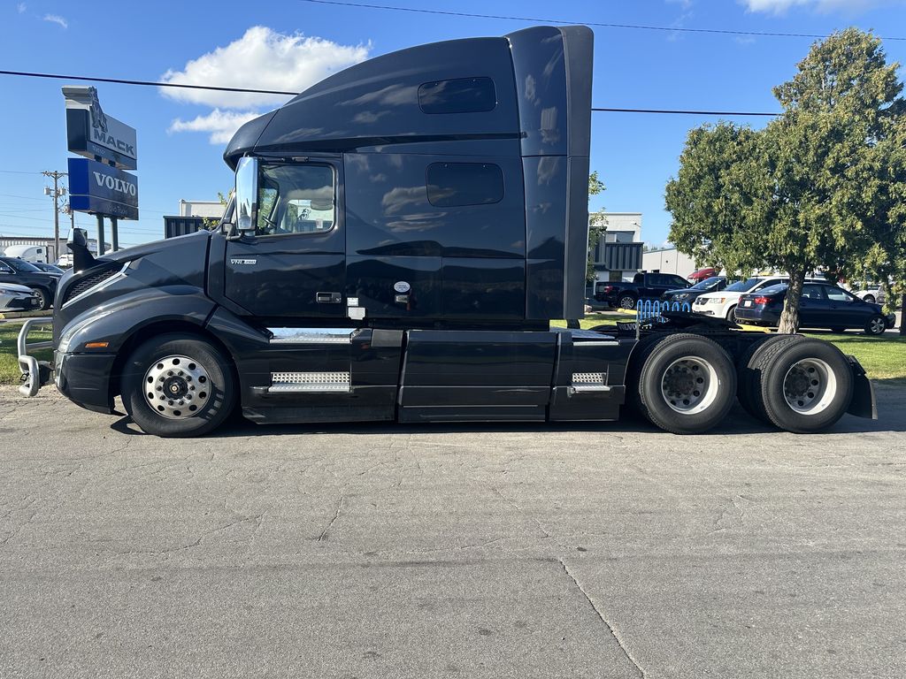 Slide images of 2021 VOLVO VNL64T760