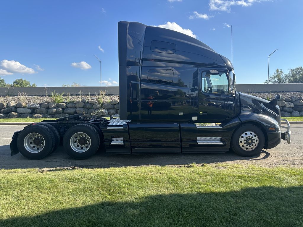 Slide images of 2021 VOLVO VNL64T760