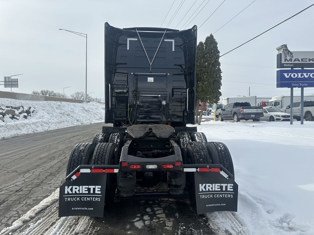 Slide images of 2021 VOLVO VNL64T760