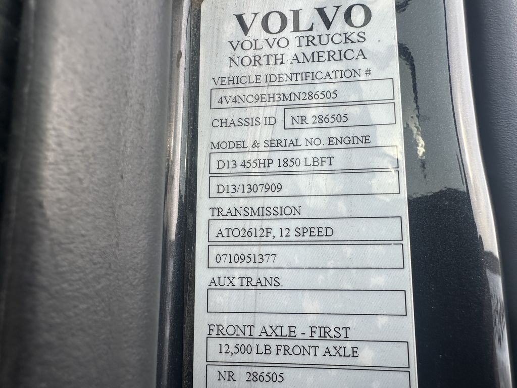 Slide images of 2021 VOLVO VNL64T760