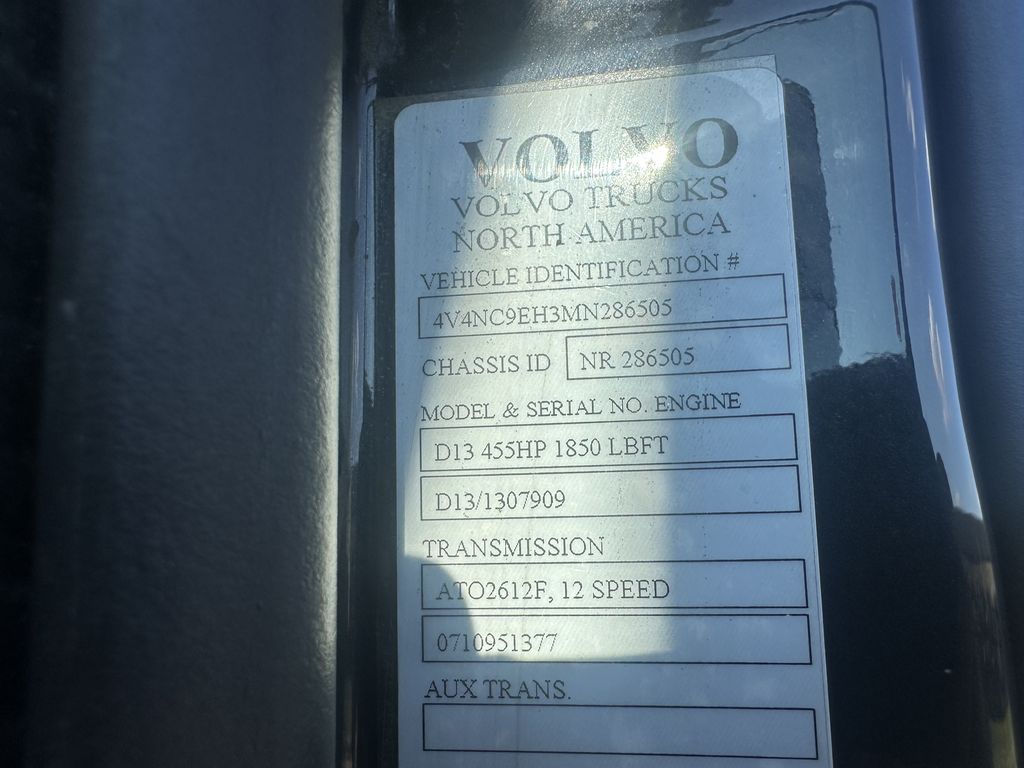 Slide images of 2021 VOLVO VNL64T760