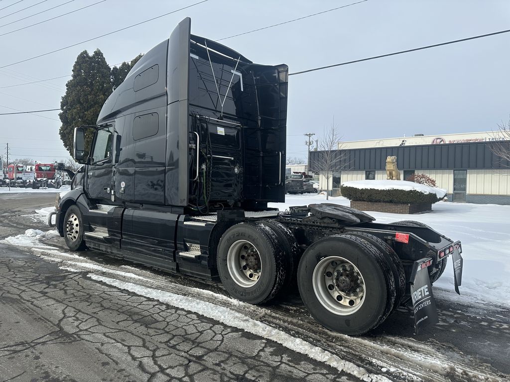 Slide images of 2021 VOLVO VNL64T760