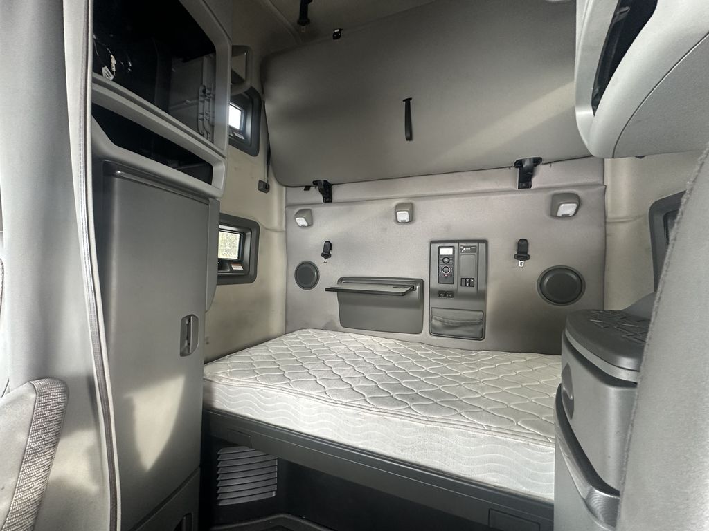 Slide images of 2021 VOLVO VNL64T760