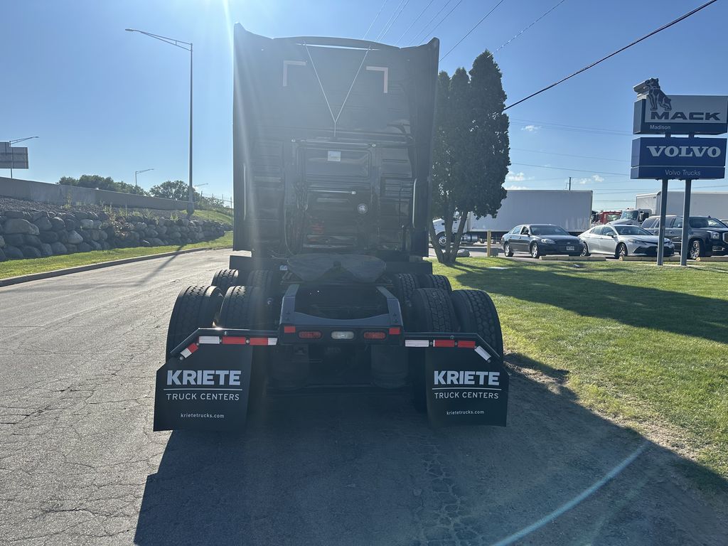Slide images of 2021 VOLVO VNL64T760