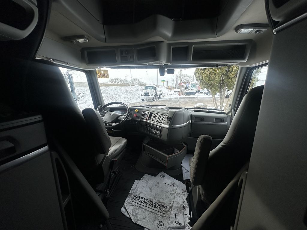 Slide images of 2021 VOLVO VNL64T760