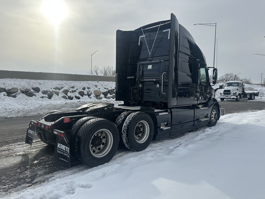 Slide images of 2021 VOLVO VNL64T760