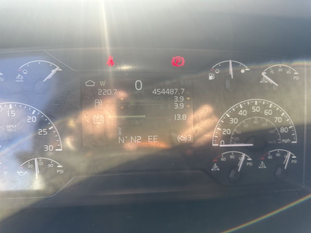 Slide images of 2021 VOLVO VNL64T760