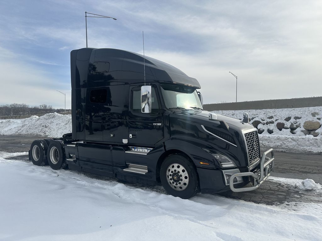 Slide images of 2021 VOLVO VNL64T760