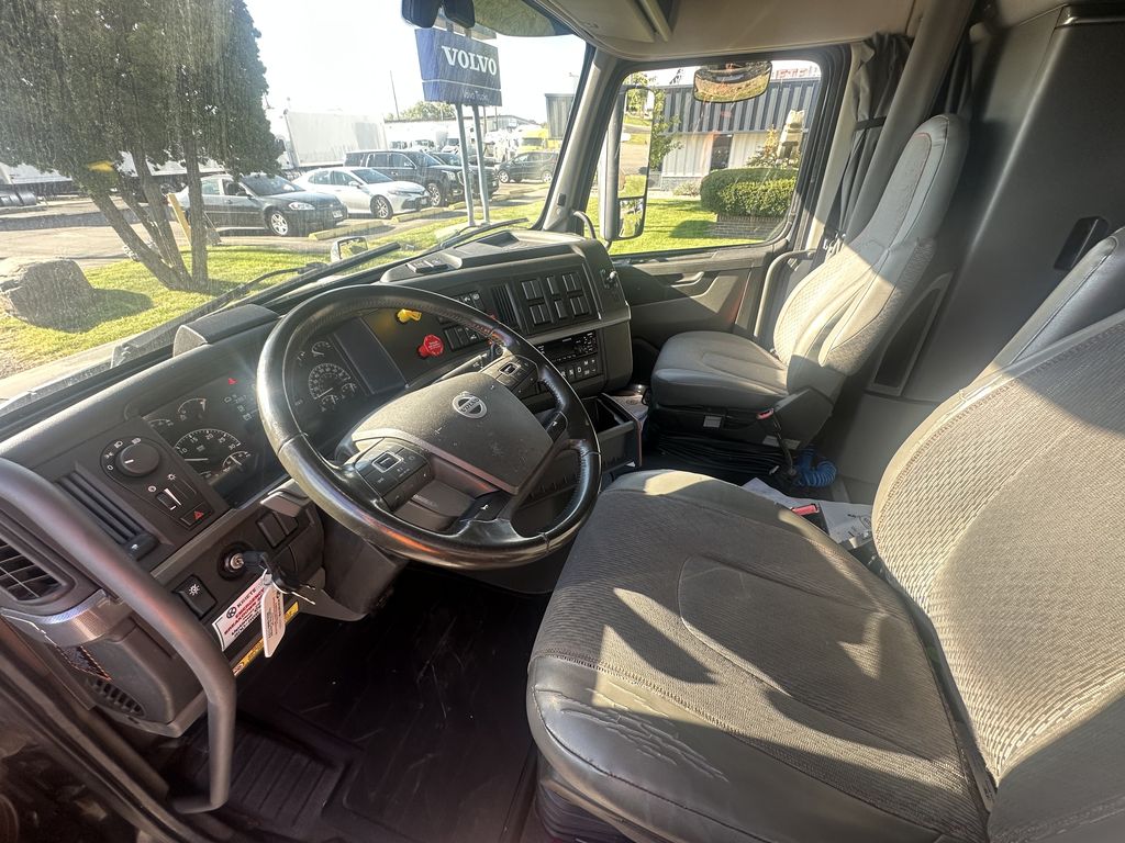 Slide images of 2021 VOLVO VNL64T760