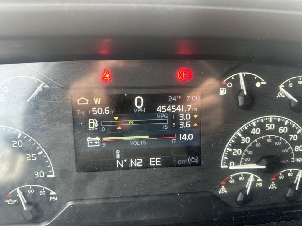 Slide images of 2021 VOLVO VNL64T760