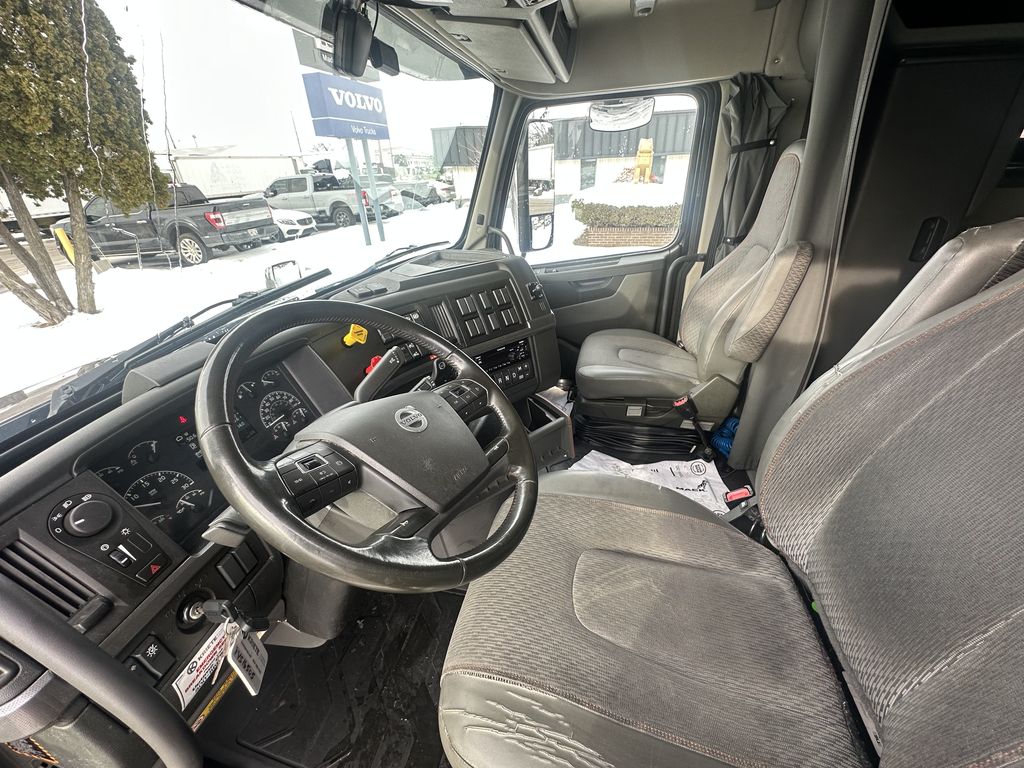 Slide images of 2021 VOLVO VNL64T760
